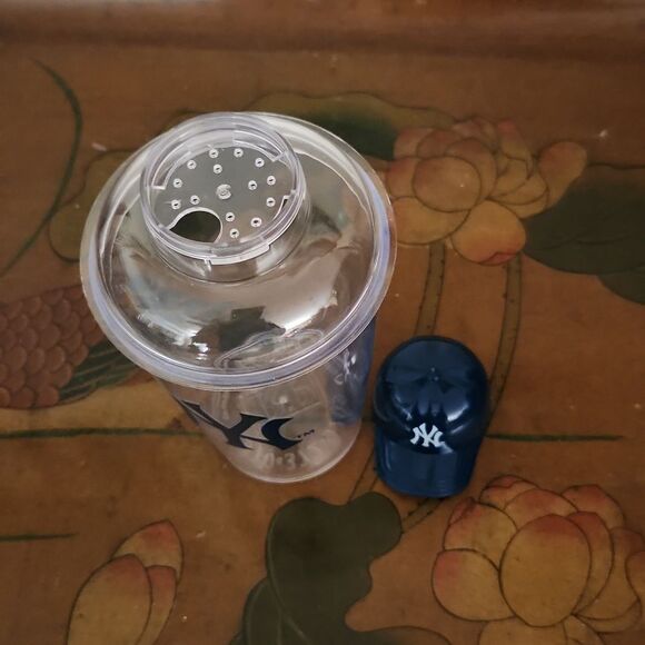 New York NY Yankees Cocktail Shaker Cup Souvenir - Picture 3 of 5